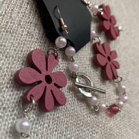 🌸 Handmade Pink Wooden Flower with Faux Pearls – Set (Bracelet + Earrings) - Picture 4 of 12